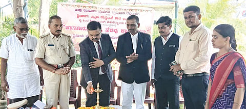 ಉಪಳಾಂವ್​ನ ಶ್ರೀರಾಮ ಕನ್ನಡ ಕಾನ್ವೆಂಟ್​ ಶಾಲೆಯಲ್ಲಿ ಬುಧವಾರ ಆಯೋಜಿಸಿದ್ದ ಕಾನೂನು ಅರಿವು&ನೆರವು ಕಾರ್ಯಕ್ರಮವನ್ನು ಹಿರಿಯ ಸಿವಿಲ್​ ನ್ಯಾಯಾಧೀಶ ಶ್ರೀನಿವಾಸ ನವಲೆ ಉದ್ಘಾಟಿಸಿದರು. ಹಣಮಂತರಾಯ ಅಟ್ಟೂರ್​, ಕುಬೇರ ರಾಯಮಾನೆ, ಶಶಿಕಲಾ ನಿರ್ಮಲಕರ್​, ಡಾ.ಹಣಮಂತ ಕೊಂಡಾ ಇತರರಿದ್ದರು.