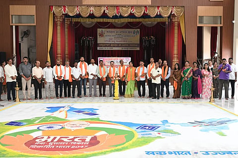ವಿಕಸಿತ ಭಾರತ ರಂಗೋಲಿ ಕಾರ್ಯಕ್ರಮದಲ್ಲಿ ರವಿಶಂಕರ ಮಿಜಾರ್, ರಮೇಶ್ ಕಂಡೆಟ್ಟು, ನಿತಿನ್ ಕುಮಾರ್, ಪೂರ್ಣಿಮಾ ಮೊದಲಾದವರಿದ್ದರು.