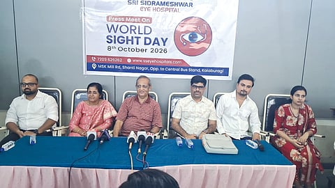 ಕಲಬುರಗಿ ಸಿದ್ರಾಮೇಶ್ವರ ಕಣ್ಣಿನ ಆಸ್ಪತ್ರೆಯಲ್ಲಿ ಗುರುವಾರ ನಡೆದ ಸುದ್ದಿಗೋಷ್ಠಿಯಲ್ಲಿ ಡಾ.ಸಿದ್ದಲಿಂಗರಡ್ಡಿ, ಡಾ.ವಿಶ್ವನಾಥರಡ್ಡಿ, ಡಾ.ರಾಜಶ್ರೀ ರಡ್ಡಿ, ಡಾ.ರಾಜೇಶ್ವರಿ ರಡ್ಡಿ ಇತರರಿದ್ದರು.