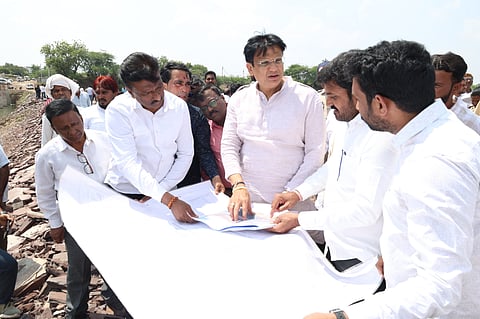 ಹರವಾಳ ಬಳಿ ಭೀಮಾ ನದಿಗೆ ಅಡ್ಡಲಾಗಿ ನಿರ್ಮಿಸುತ್ತಿರುವ ಸೇತುವೆ&ಬಾಂದಾರ ಕಾಮಗಾರಿಯನ್ನು ಸಣ್ಣ ನೀರಾವರಿ ಹಾಗೂ ವಿಜ್ಞಾನ ಮತ್ತು ತಂತ್ರಜ್ಞಾನ ಸಚಿವ ಡಾ.ಅಜಯ ಧರ್ಮಸಿಂಗ್​ ಪರಿಶೀಲಿಸಿದರು. ರಾಜಶೇಖರ ಸೀರಿ, ಕಾಶಿರಾಯಗೌಡ ಯಲಗೋಡ ಇತರರಿದ್ದರು. 