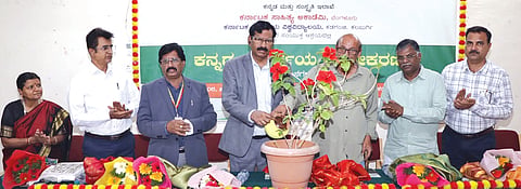 ಕಲಬುರಗಿ ಸಿಯುಕೆನಲ್ಲಿ ಬುಧವಾರ ಆಯೋಜಿಸಿದ್ದ ಕನ್ನಡ ವಿಮರ್ಶೆ ತಾತ್ವೀಕರಣ ಕಮ್ಮಟವನ್ನು ಸಾಹಿತ್ಯ ಅಕಾಡೆಮಿ ಅಧ್ಯಕ್ಷ ಮುಕುಂದರಾಜ್​ ಉದ್ಘಾಟಿಸಿದರು. ಕುಲಪತಿ ಪ್ರೊ.ಬಟ್ಟು ಸತ್ಯನಾರಾಯಣ, ಪ್ರೊ.ಬಸವರಾಜ ಕೋಡಗುಂಟಿ, ಡಾ.ರಾಮಲಿಂಗಪ್ಪ ಬೇಗೂರು, ಪ್ರೊ.ಶಿವಗಂಗಾ ರುಮ್ಮಾ, ಪ್ರೊ.ಗಣೇಶ ಪವಾರ್​ ಇತರರಿದ್ದರು.