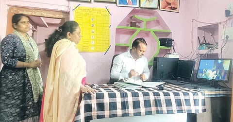 ಕೆಂಭಾವಿ ಪಟ್ಟಣದ ಸರ್ಕಾರಿ ಮಹಿಳಾ ವಸತಿ ನಿಲಯಕ್ಕೆ ಬುಧವಾರ ಜಿಲ್ಲಾ ಹಿಂದುಳಿದ ವರ್ಗಗಳ ಕಲ್ಯಾಣಾಧಿಕಾರಿ ಸೊಮಶೇಖರ ಬಿರಾದಾರ ದಿಢೀರ್ ಭೇಟಿ ನೀಡಿ ಪರಿಶೀಲಿಸಿದರು. ಶೀಲಾ ತಳ್ಳಳ್ಳಿ, ಶಾಹೀದಾ, ಈರಮ್ಮ ಇತರರಿದ್ದರು.