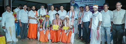  ಒಂಟಿಕಟ್ಟೆಯ ಕೋಟಿ ಚೆನ್ನಯ ಜೋಡುಕರೆಯಲ್ಲಿ ನಡೆದ ಪ್ರಾಯೋಗಿಕ ಕಂಬಳದ ಬಹುಮಾನ ವಿತರಣಾ ಕಾರ್ಯಕ್ರಮದಲ್ಲಿ ಗುಣಪಾಲ ಕಡಂಬ, ದೋಟ ಹರಿಮೀನಾಕ್ಷಿ ಸುರೇಶ್ ಶೆಟ್ಟಿ, ಚಿತ್ತರಂಜನ್ ಶೆಟ್ಟಿ ಮತ್ತಿತರರಿದ್ದರು.