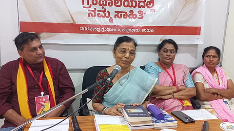 ಉಡುಪಿಯ ನಗರ ಕೇಂದ್ರ ಗ್ರಂಥಾಲಯದಲ್ಲಿ ಆಯೋಜಿಸಿದ್ದ 'ಗ್ರಂಥಾಲಯದಲ್ಲಿ ನಮ್ಮ ಸಾಹಿತಿ' ಕಾರ್ಯಕ್ರಮದಲ್ಲಿ ಡಾ. ರೇಖಾ ವಿ. ಬನ್ನಾಡಿ ಮಾತನಾಡಿದರು. ರವಿರಾಜ್​ ಎಚ್​.ಪಿ., ರಂಜನಿ ವಸಂತ್​, ಶಕುಂತಲಾ ಇದ್ದರು.