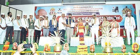 ಕಲಬುರಗಿಯಲ್ಲಿ ಗುರುವಾರ ಆಯೋಜಿಸಿದ್ದ ಗಾಂಧಿ ಸ್ಮತಿ ಜನಜಾಗೃತಿ ಸಮಾವೇಶದಲ್ಲಿ ಸಿ.ಎನ್​.ಬಾಬಳಗಾಂವ್​ ಅವರು ಡಿಸಿ ಇಕ್ರಮ್​ ಶರೀಫ್​ ಅವರಿಗೆ ಹಕ್ಕೋತ್ತಾಯ ಮನವಿ ಸಲ್ಲಿಸಿದರು. ಮಾತೋಶ್ರೀ ಡಾ.ದಾಾಯಿಣಿ ಎಸ್​.ಅಪ್ಪ, ಸತ್ಯನಾಥ ಶೆಟ್ಟಿ, ಅಮಿತ್​ ಶೆಟ್ಟಿ, ದಿನೇಶ ಪೂಜಾರಿ, ಅನಿಲಕುಮಾರ, ಡಾ.ಸದಾನಂದ ಪೆರ್ಲ, ನರಸಿಂಹ ಮೆಂಡನ್​,ಗಣಪತಿ ಮಾಳಂಜೆ, ಚಂದ್ರಶೇಖರ ಕರ್ಜಗಿ, ಮಾಲತಿ ರೇಷ್ಮಿ ಇತರರಿದ್ದರು.