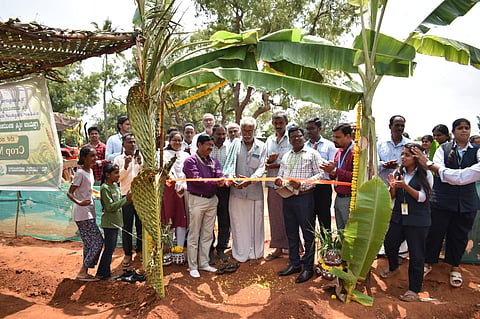 ಚಾಮರಾಜನಗರ ತಾಲೂಕಿನ ಉಮ್ಮತ್ತೂರು ಗ್ರಾಮದಲ್ಲಿ ಕೃಷಿ ಮಹಾವಿದ್ಯಾಲಯದ ವಿದ್ಯಾರ್ಥಿಗಳು ಸ್ಥಾಪಿಸಿರುವ ಪೌಷ್ಟಿಕ ಕೈತೋಟ ಹಸಿರು ಧಾಮ ಮತ್ತು ಬೆಳೆ ವಸ್ತು ಸಂಗ್ರಹಾಲಯವನ್ನು ರೈತರು ಉದ್ಘಾಟನೆ ಮಾಡಿದರು.

