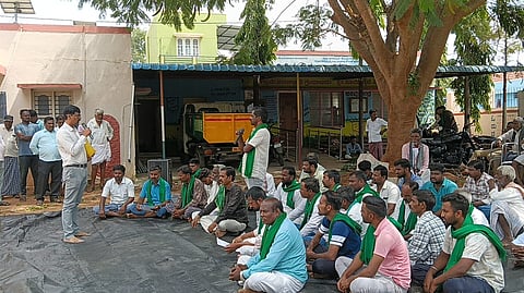  ತಾಲೂಕಿನ ಕೊತ್ತಲವಾಡಿ ಗ್ರಾಮದಲ್ಲಿ ರೈತ ಸಂಘದ ಮುಖಂಡರು ಸೋಮವಾರ ಪ್ರತಿಭಟನೆ ನಡೆಸಿದರು. ೀಮನಬೀಡು ರಾಜು, ಮಹೇಶ್, ಕೊತ್ತಲವಾಡಿ ಮಂಜು, ಕುಂದಕೆರೆ ಪಾಲಾಕ್ಷ ಇತರರು ಇದ್ದರು.