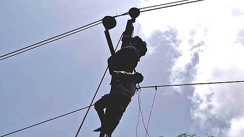 Hescom Linemen Working