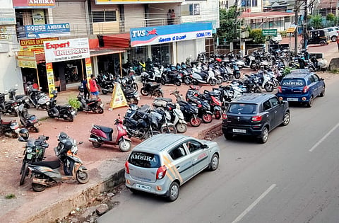 ತೊಕ್ಕೊಟ್ಟಿನಲ್ಲಿ ಪಾದಚಾರಿಗಳ ಫುಟ್‌ಪಾತ್ ಆಕ್ರಮಿಸಿಕೊಂಡಿರುವ ದ್ವಿಚಕ್ರ ವಾಹನಗಳು.