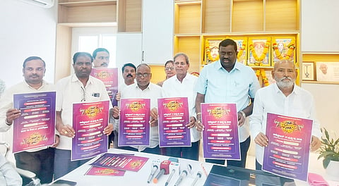 ಕೊಪ್ಪಳದಲ್ಲಿ ದಸರಾ-ದಾಂಡಿಯಾ ಉತ್ಸವದ ಪೋಸ್ಟರನ್ನು ಶಾಸಕ ರಾಘವೇಂದ್ರ ಹಿಟ್ನಾಳ ಬಿಡುಗಡೆ ಮಾಡಿದರು. ಮಾಜಿ ಸಂಸದ ಸಂಗಣ್ಣ ಕರಡಿ, ನಗರಾಭಿವೃದ್ಧಿ ಪ್ರಾಧಿಕಾರದ ಮಾಜಿ ಅಧ್ಯಕ್ಷ ಶ್ರೀನಿವಾಸ್ ಗುಪ್ತಾ, ಮುಖಂಡರಾದ ಎಸ್. ಬಿ. ನಾಗರಳ್ಳಿ, ರಮೇಶ ಹ್ಯಾಟಿ, ಗಾಳೆಪ್ಪ ಪೂಜಾರ ಇದ್ದರು.