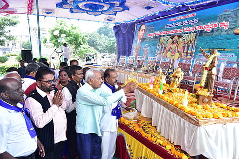 ಮೈಸೂರು ನಗರದ ಪುರಭವನ ಆವರಣದಲ್ಲಿ ಶನಿವಾರ ಆಯೋಜಿಸಿದ್ದ ಮಹಿಷ ಮಂಡಲೋತ್ಸವ ಕಾರ್ಯಕ್ರಮದಲ್ಲಿ ಗೌತಮ ಬುದ್ಧ, ಮಹಿಷಾ ಹಾಗೂ ಅಂಬೇಡ್ಕರ್ ಪ್ರತಿಮೆಗೆ ಗಣ್ಯರು ಪುಷ್ಪಾರ್ಚನೆ ನೆರವೇರಿಸಿದರು. ಪುರುಷೋತ್ತಮ್, ವಿಠ್ಠಲ್ ವಗ್ಗನ್, ಪ್ರೊ.ಕೆ.ಎಸ್. ಭಗವಾನ್, ಪ್ರೊ.ನಂಜರಾಜೇ ಅರಸ್ ಹಾಗೂ ಇತರರು ಇದ್ದರು.


