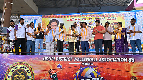 ಉಡುಪಿಯಲ್ಲಿ ಆಯೋಜಿಸಿದ್ದ ಜಿಲ್ಲಾ ಮಟ್ಟದ ವಾಲಿಬಾಲ್​ ಚಾಂಪಿಯನ್​ಶಿಪ್​ಅನ್ನು ಡಾ. ಜಿ.ಶಂಕರ್​ ಉದ್ಘಾಟಿಸಿದರು. ಕೋಟ ಶ್ರೀನಿವಾಸ ಪೂಜಾರಿ, ವಿ.ಸುನೀಲಕುಮಾರ್​, ಯಶ್​ಪಾಲ್​ ಸುವರ್ಣ, ಯಶವಂತ್​ ಸುವರ್ಣ, ಪ್ರತೀಕ್​ ಬಾಯಲ್​, ಅಬೀದ್​ ಗದ್ಯಾಳ, ಚಂದ್ರಶೇಖರ್​ ಹೆಗ್ಡೆ, ಆನಂದ್​ ಪಿ. ಸುವರ್ಣ ಇತರರಿದ್ದರು. 