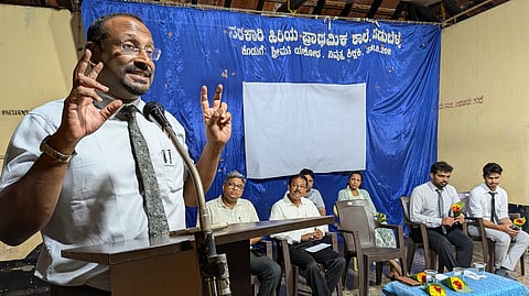 ಉಡುಪಿ ಎಂಜಿಎಂ ಕಾಲೇಜ್​ನ ಎನ್​ಎಸ್​ಎಸ್​ ಶಿಬಿರದಲ್ಲಿ ಸಿಪಿಆರ್​ ಕೌಶಲ ಕುರಿತು ಡಾ.ರೋಹನ್​ ಎಸ್​. ಮೋನಿಸ್​ ಮಾಹಿತಿ ನೀಡಿದರು. ಡಾ.ಎರಿಕ್​ ಲೋಬೋ, ಪೀಟರ್​ ಪಿಂಟೋ, ಡಾ.ರಮೇಶ್​ ಕುಮಾರ್​, ಡಾ.ಲೇಖನ್​ ಗೌಡ, ಡಾ.ರೇಖಾ ಎನ್​.ಚಂದ್ರ ಇದ್ದರು.