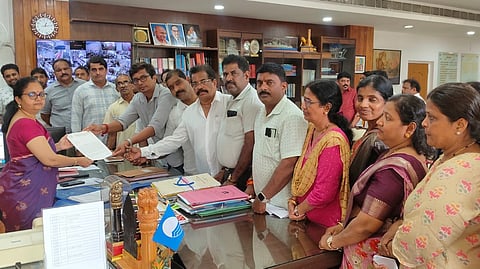 ಉಡುಪಿ ನಗರಸಭೆಯ ಬಾಕಿ ಕಾಮಗಾರಿಗಳಿಗೆ ವೇಗ ನೀಡುವಂತೆ ಆಗ್ರಹಿಸಿ ನಿಕಟಪೂರ್ವ ಸದಸ್ಯರು ಜಿಲ್ಲಾಧಿಕಾರಿಗೆ ಮನವಿ ಸಲ್ಲಿಸದರು. ಪ್ರಭಾಕರ್​ ಪೂಜಾರಿ, ದಿನೇಶ್​ ಅಮೀನ್​ ಹಾಗೂ ಮಾಜಿ ಸದಸ್ಯರು ಇದ್ದರು.