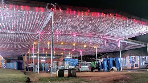 ಬಾಳೆಹೊನ್ನೂರಿನ ಮಾರ್ಕಾಂಡೇಶ್ವರ ದೇವಸ್ಥಾನದ ಆವರಣದಲ್ಲಿ ನಡೆಯುವ ದುರ್ಗಾದೇವಿ ನವರಾತ್ರಿ ಮಹೋತ್ಸವಕ್ಕೆ ಸಿದ್ದಗೊಂಡಿರುವ ಬೃಹತ್ ದುರ್ಗಾಮಂಟಪ.
