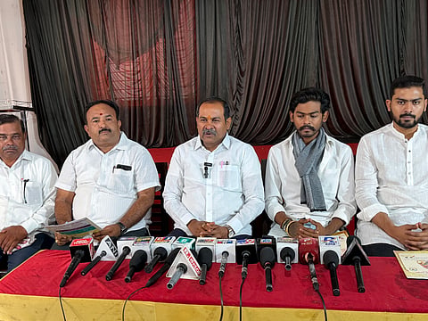 ವಿಜಯಪುರ ನಗರದಲ್ಲಿ ಮಾಜಿ ಶಾಸಕ ದೇವಾನಂದ ಚವಾಣ್ ಸುದ್ದಿಗೋಷ್ಠಿ ನಡೆಸಿದರು. ಉತ್ಸವ ಸಮಿತಿ ಅಧ್ಯಕ್ಷ ಅಭಿನವ ಚವಾಣ್, ಪ್ರೀತಮ್ ಚವಾಣ್ ಇತರರಿದ್ದಾರೆ.