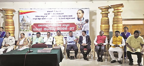 ವಿಜಯಪುರ ಹೊರ ವಲಯದ ರಾಜ್ಯ ಅಕ್ಕಮಹಾದೇವಿ ಮಹಿಳಾ ವಿವಿಯಲ್ಲಿ ತಾಲೂಕು ಮಟ್ಟದ ಯುವ ಸಂಸತ್ ಕಾರ್ಯಕ್ರಮ ನಡೆಯಿತು. ಮಹೇಶ ಪೋತದಾರ, ಪ್ರಶಾಂತ ಚನಗೊಂಡ, ಗುರುಶಾಂತ ಬೆಳ್ಳುಂಡಗಿ ಮತ್ತಿತರರಿದ್ದಾರೆ.