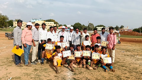 ಕೂಡ್ಲಿಗಿಯಲ್ಲಿ ನಡೆದ ಕಬ್ಬಡಿ ಕ್ರೀಡಾಕೂಟದಲ್ಲಿ ರಾಜ್ಯಮಟ್ಟಕ್ಕೆ ಆಯ್ಕೆಯಾದ ಕಮಲಾಪುರ ಪಿಯು ಕಾಲೇಜಿನ ತಂಡ. ಕಾಲೇಜಿನ ಉಪನ್ಯಾಸಕ ಶರಣಪ್ಪ, ನಾಯಕ ಅವಿನ್ ಕುಮಾರ್, ತಂಡದ ಸದಸ್ಯರಾದ ಚೇತನ್ ಕುಮಾರ್, ಹನುಮಂತ ನಾಯ್ಕ, ಅಪ್ಪು ನಾಯ್ಕ, ಕೃಷ್ಣ ಕುಮಾರ್, ಆನಂದ್ ನಾಯ್ಕ, ಸಂತೋಷ್, ವೆಂಕಟೇಶ್, ಶರತ್ ಹಾಗೂ ಹರಿದಾಸ ಇತರರಿದ್ದರು.