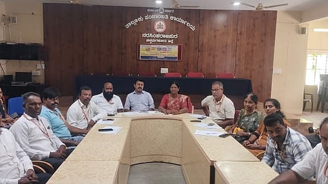 ಎನ್.ಆರ್.ಪುರದಲ್ಲಿ ತಾಲೂಕು ಗ್ಯಾರಂಟಿ ಯೋಜನೆಗಳ ಅನುಷ್ಠಾನ ಸಮಿತಿ ಸಭೆ ನಡೆಯಿತು. ಯಾದವ ರಾಜ್, ಇಂದಿರಾನಗರ ರಘು, ಟಿ.ಟಿ.ಇಸ್ಮಾಯಿಲ್, ಹೂವಮ್ಮ, ಅಪೂರ್ವ, ನಾಗರಾಜ್ ಇದ್ದರು.