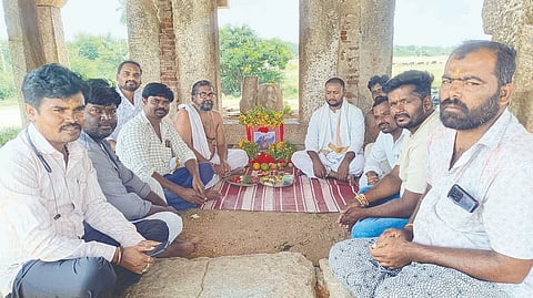 ಕನಕಗಿರಿಯಲ್ಲಿ ಸಂಭಾಜಿದು ಎನ್ನಲಾದ ಸಮಾಧಿಗೆ ಪೂಜೆ ಸಲ್ಲಿಸಲು ಅವಕಾಶ ನೀಡದ ಕಾರಣ ಪಕ್ಕದ ಸೂರ್ಯ ದೇಗುಲದಲ್ಲಿ ಮಹರಾಷ್ಟ್ರ ಹಾಗೂ ಸ್ಥಳೀಯರು ಪೂಜೆ ಮಾಡಿದರು.