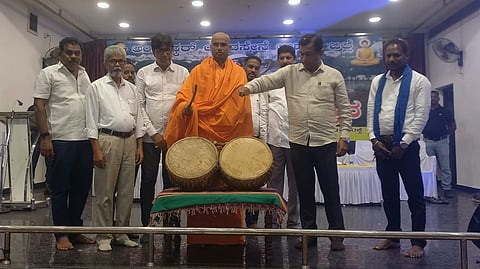 ಉಡುಪಿಯಲ್ಲಿ ಆಯೋಜಿಸಿದ್ದ ಮಹಿಷ ಮಂಡಲೋತ್ಸವವನ್ನು ಜ್ಞಾನಪ್ರಕಾಶ ಸ್ವಾಮೀಜಿ ಉದ್ಘಾಟಿಸಿದರು. ಗಣೇಶ ನೆರ್ಗಿ, ಕಿಶನ್​ ಹೆಗ್ಡೆ ಕೊಳ್ಕೆಬೈಲು, ಸುಧೀರ ಕುಮಾರ ಮುರೊಳ್ಳಿ, ನಾರಾಯಣ ಮಣೂರು, ವಾಸುದೇವ ಮದ್ದೂರು, ಸತೀಶ್​ ಕಂಚುಗೋಡು, ದಯಾಕರ ಮಲ್ಪೆ, ಜಯನ್​ ಮಲ್ಪೆ ಇದ್ದರು.