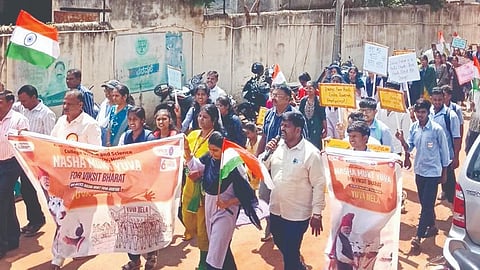 ಹುಬ್ಬಳ್ಳಿಯ ವಿದ್ಯಾನಗರದಲ್ಲಿ ಕೆಎಸ್​ಎಸ್​ ಮಹಾವಿದ್ಯಾಲಯದ ವಿದ್ಯಾರ್ಥಿಗಳು ನಶಾ ಮುಕ್ತ ಭಾರತ ಜಾಗೃತಿ ಜಾಥಾ ನಡೆಸಿದರು.