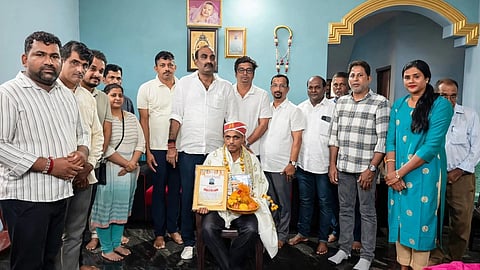 ಉಡುಪಿಯ ಮೂಡು ಪೆರಂಪಳ್ಳಿಯಲ್ಲಿ ಆಯೋಜಿಸಿದ್ದ ಕಾರ್ಯಕ್ರಮದಲ್ಲಿ ಯೋಧ ಶ್ರೀಕಾಂತ್​ ಭಟ್​ ಪೆರಂಪಳ್ಳಿ ಅವರನ್ನು ಯಶ್​ಪಾಲ್​ ಸುವರ್ಣ ಸನ್ಮಾನಿಸಿದರು. ಡೆನ್ನಿಸ್​ ಮಾಸ್ಕರೇನಸ್​, ದಿನೇಶ್​ ಅಮೀನ್​, ಉಮೇಶ್​ ನಾಯ್ಕ್​, ಶಶಾಂಕ್​ ಶಿವತ್ತಾಯ, ಕಿಶೋರ್​ ಕರಂಬಳ್ಳಿ, ಶೆರ್ಲಿನ್​ ಮಾಸ್ಕರೇನ್ಹಸ್​, ಶೇಖ್​ ಫಯಾಜ್​, ಅಬ್ದುಲ್​ ಖಾದರ್​, ಅನಿತಾ ಬೆಲಿಂಡಾ ಡಿಸೋಜಾ,  ಪ್ರಿಯಾ ಮಾಸ್ಕರೇನ್ಹಸ್​ ಇತರರಿದ್ದರು.