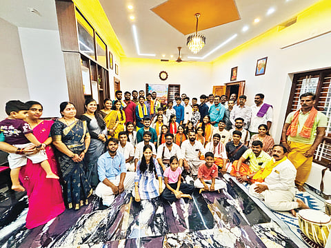 ಯುವವಾಹಿನಿ ಬಂಟ್ವಾಳ ಘಟಕದ ಆಶ್ರಯದಲ್ಲಿ ಗುರುತತ್ವವಾಹಿನಿ 76ನೇ ಮಾಲಿಕೆಯಲ್ಲಿ ರೇಣುಕಾ ಕಣಿಯೂರು ಗುರುಸಂದೇಶ ನೀಡಿದರು. ಕಿರಣ್‌ರಾಜ್ ಪೂಂಜರೆಕೋಡಿ, ನಿಕೇಶ್ ಕೋಟ್ಯಾನ್, ಹರೀಶ್ ಅಜೆಕಲ ಮೊದಲಾದವರಿದ್ದರು.

 