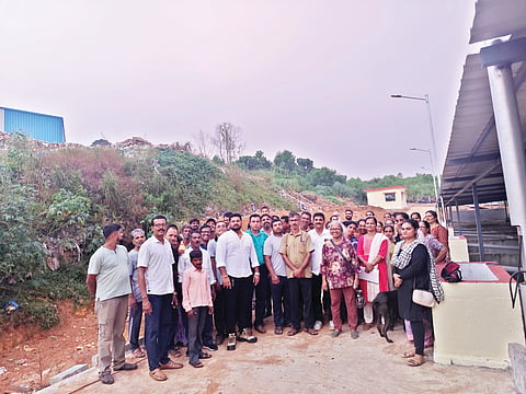 ಮೆನ್ನಬೆಟ್ಟುವಿನಲ್ಲಿ ಮಲತ್ಯಾಜ್ಯ ಘಟಕ ನಿರ್ಮಾಣ ವಿರೋಧಿಸಿ ಗ್ರಾಮಸ್ಥರಿಂದ ಸಭೆ ನಡೆಯಿತು. ವಾರ್ಡ್ ಸದಸ್ಯೆ ಕೋಕಿಲ್ ಡಿ ಅಮೀನ್, ಸ್ಥಳೀಯ ನಿವಾಸಿ ಹರೀಶ್, ಪ್ರಕಾಶ್ ಆಚಾರ್ ಮೊದಲಾದವರಿದ್ದರು.