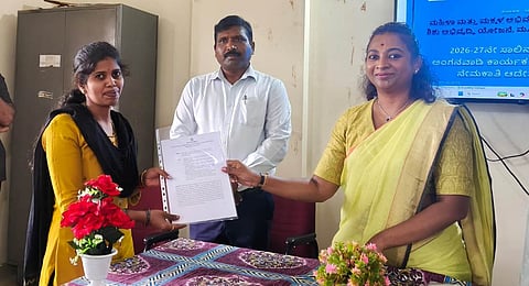 ಮೂಡಿಗೆರೆಯ ಸಿಡಿಪಿಒ ಕಚೇರಿಯಲ್ಲಿ 50 ಮಂದಿ ಅಂಗನವಾಡಿ ಸಿಬ್ಬಂದಿಗೆ ಶಾಸಕಿ ನಯನಾ ಮೋಟಮ್ಮ ಅವರು ನೇಮಕಾತಿ ಆದೇಶ ಪ್ರತಿ ವಿತರಿಸಿದರು. ಕೃಷ್ಣಪ್ಪ, ಪಿಡಿಪಿಒ ಇಂಪನಾ ಇತರರಿದ್ದರು