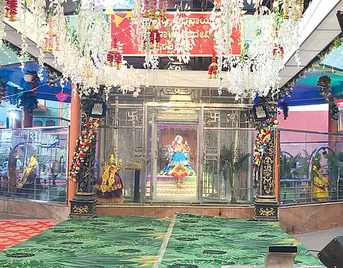 ಯಾದಗಿರಿ ಸಮೀಪದ ಅಬ್ಬೆತುಮಕೂರಿನ ವಿಶ್ವಾರಾಧ್ಯರ ಮಠದಲ್ಲಿ ಭಾನುವಾರದಿಂದ ಆರಂಭಗೊಳ್ಳಲಿರುವ ಜಗನ್ಮಾಥೆ ಭಘಳಾಂಬಿಕಾ ದೇವಿ ನವರಾತ್ರಿ ಉತ್ಸವಕ್ಕೆ ಸಿದ್ಧವಾಗಿರುವ ದೇವಿ ಮಂಟಪ.