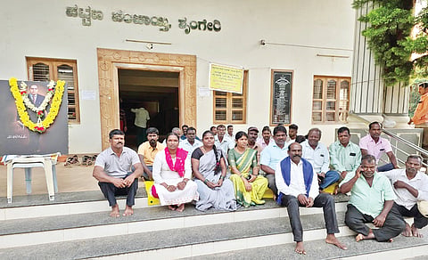 ಶೃಂಗೇರಿ ತಾಲೂಕಿನ ಶಾರದಾ ನಗರದಲ್ಲಿ ಅಂಬೇಡ್ಕರ್ ಭವನಕ್ಕೆ ಮೀಸಲಿಟ್ಟ ಜಾಗದಲ್ಲಿ ವಾರದ ಸಂತೆ ನಡೆಸದಂತೆ ಪಪಂ ವಿರುದ್ಧ ವಿವಿಧ ದಲಿತ ಸಂಘಟನೆಗಳು ಆಹೋರಾತ್ರಿ ಧರಣಿ ಸತ್ಯಾಗ್ರಹ ಪಪಂ ಮುಂಭಾಗ ಬುಧವಾರ ನಡೆಸಿದರು. ಸುಮಾ, ಶೀಲಾ ಸುಖೇಶ್, ಸದಾನಂದ, ಸುರೇಶ್ ಇದ್ದರು.
