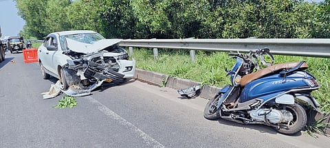 ಆರಾಟೆ ಸೇತುವೆ ಸಮೀಪ ರಾಷ್ಟ್ರೀಯ ಹೆದ್ದಾರಿ 66ರಲ್ಲಿ ಕಾರು ಮತ್ತು ಸ್ಕೂಟರ್ ನಡುವೆ ಅಪಘಾತ ಸಂಭವಿಸಿರುವುದು.

