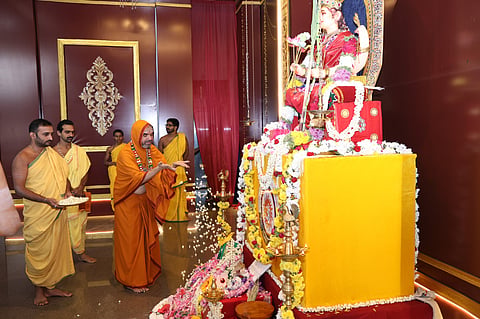 Sri Raghaveshwara Bharati Swamiji offered prayers to Goddess Rajarajeshwari during the ‘Navaratrya Namasya’ program being held at the Girinagar branch of Ramachandrapura Matha.