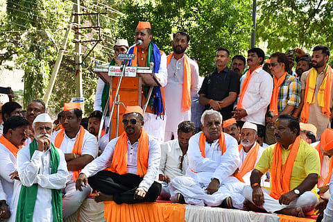 ವಿಜಯಪುರ ನಗರದ ಗಗನ ಮಹಲ್ ಬಳಿ ನಡೆದ ಪ್ರತಿಭಟನಾ ಸಮಾವೇಶವನ್ನುದ್ದೇಶಿಸಿ ಶಾಸಕ ಬಸನಗೌಡ ಪಾಟೀಲ ಯತ್ನಾಳ ಮಾತನಾಡಿದರು. ಮುಖಂಡರಾದ ಎಂ.ಎಸ್. ರುದ್ರಗೌಡರ, ಶಂಕರ ಹೂಗಾರ ಇತರರಿದ್ದಾರೆ.