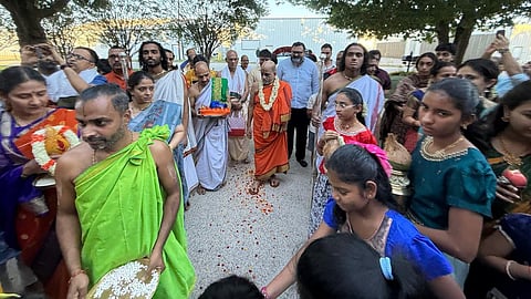 ಅಮೆರಿಕದ ಡಲ್ಲಾಸ್​ನಲ್ಲಿರುವ ಶ್ರೀಕೃಷ್ಣ ವೃಂದಾವನಕ್ಕೆ ಆಗಮಿಸಿದ ಪುತ್ತಿಗೆ ಮಠದ ಸುಗುಣೇಂದ್ರ ಶ್ರೀಗಳನ್ನು ಭವ್ಯವಾಗಿ ಸ್ವಾಗತಿಸಲಾಯಿತು. ಪ್ರಸನ್ನ ಆಚಾರ್ಯ ಹಾಗೂ ಮಠದ ಭಕ್ತರು ಇದ್ದರು.