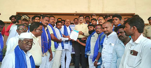 ಕೇಂದ್ರ ಸರ್ಕಾರವೂ ಸಾಂವಿಧಾನಿಕ ಸಂಸ್ಥೆಗಳನ್ನು ದುರುಪಯೋಗ ಪಡಿಸಿಕೊಳ್ಳುತ್ತಿದೆ ಎಂದು ಆರೋಪಿಸಿ, ಜ್ಞಾನೇಶಕುಮಾರ ರಾಜೀನಾಮೆಗೆ ಆಗ್ರಹಿಸಿ ಸೋಮವಾರ ಬಾಗಲಕೋಟೆ ಜಿಲ್ಲಾಡಳಿತ ಭವನದ ಎದುರು ಪ್ರತಿಭಟನೆ ನಡೆಸಿದ ಡಿಎಸ್‌ಎಸ್ (ಜೈ ಭೀಮ-ನಾಗವಾರ ಬಣ) ಕಾರ್ಯಕರ್ತರು ಜಿಲ್ಲಾಧಿಕಾರಿ ಕಚೇರಿ ಮುಖಾಂತರ ರಾಷ್ಟ್ರಪತಿಗಳಿಗೆ ಮನವಿ ಸಲ್ಲಿಸಿದರು.