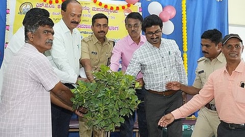 ಚಿತ್ರದುರ್ಗದಲ್ಲಿ ಆಯೋಜಿಸಿದ್ದ ನಶಾಮುಕ್ತ ಭಾರತ ಅಭಿಯಾನ ಕಾರ್ಯಕ್ರಮದಲ್ಲಿ ಎಸ್‌ಪಿ ಕುಶಲ್ ಚೌಕ್ಸೆ ಮಾತನಾಡಿದರು. ಸಿ.ಎಚ್. ಗಿರೀಶ್, ದಿವ್ಯಾ, ಎಸ್.ಬಿ. ಶಿವಕುಮಾರ್, ಡಾ.ಎಲï. ಈಶ್ವರಪ್ಪ, ನಿರಂಜನ್ ಇದ್ದರು.