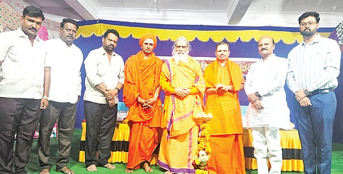 ಸೇಡಂನ ಶ್ರೀ ಪಂಚಲಿಂಗೇಶ್ವರ ದೇವಾಲಯ ಆವರಣದಲ್ಲಿ ಆಯೋಜಿಸಿದ್ದ ದಸರೋತ್ಸವಕ್ಕೆ ಕೃಷಿಕ ಸಮಾಜದ ರಾಜ್ಯ ಪ್ರತಿನಿಧಿ ಬಸವರಾಜ ಪಾಟೀಲ್​ ಚಾಲನೆ ನೀಡಿದರು, ಶ್ರೀ ಶಿವಶಂಕರ ಶಿವಾಚಾರ್ಯ, ಶ್ರೀ ಸದಾಶಿವ ಸ್ವಾಮೀಜಿ, ಶ್ರೀ ಶಂಭುಲಿಂಗೇಶ್ವರ ಸ್ವಾಮೀಜಿ ಇತರರಿದ್ದರು. 
