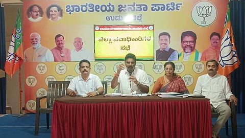 ಉಡುಪಿಯ ಜಿಲ್ಲಾ ಬಿಜೆಪಿ ಕಚೇರಿಯಲ್ಲಿ ಆಯೋಜಿಸಿದ್ದ ಪೂರ್ವ ಸಿದ್ಧತಾ ಸಭೆಯಲ್ಲಿ ನವೀನ ಶೆಟ್ಟಿ ಕುತ್ಯಾರು ಮಾತನಾಡಿದರು. ಶ್ರೀಕಾಂತ ನಾಯಕ, ರೇಷ್ಮಾ ಉದಯ ಶೆಟ್ಟಿ, ದಿನಕರ ಶೆಟ್ಟಿ ಹೆರ್ಗ ಇದ್ದರು.