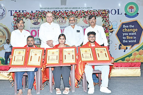 2026 ಪಿಯುಸಿ ದ್ವೀತಿಯ ವಾರ್ಷಿಕ ಪರೀಕ್ಷೆಯಲ್ಲಿ ಅತಿ ಹೆಚ್ಚು ಅಂಕ ಗಳಿಸಿದ ಕಲಬುರಗಿ ದೊಡ್ಡಪ್ಪ ಅಪ್ಪ ವಿಜ್ಞಾನ ಪಿಯು ಕಾಲೇಜಿನ ವಿದ್ಯಾರ್ತಿಗಳಾದ ನಂದಿನಿ, ವಿನಿತಕುಮಾರ್​, ರೇವಣಸಿದ್ದಪ್ಪ ಅವರನ್ನು ಸೋಮವಾರ ಸತ್ಕರಿಸಲಾಯಿತು. ಬಸವರಾಜ ದೇಶಮುಖ, ಡಾ.ರಾಜು ತೆಗ್ಗೆಳ್ಳಿ, ಡಾ.ರಾಮಕೃಷ್ಣ ರೆಡ್ಡಿ, ವಿನೋದಕುಮಾರ ಪತಂಗೆ ಇದ್ದರು.