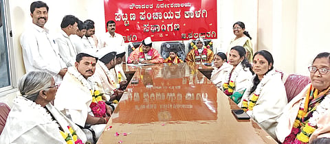 ಕಾಳಗಿ ಪಪಂ ಕಚೇರಿಯಲ್ಲಿ ಶ್ರೀ ನೀಲಕಂಠ ಮರಿದೇವರ ಸಾನ್ನಿಧ್ಯದಲ್ಲಿ ಅಧ್ಯಕ್ಷೆ ಸಾಲಿಯಾ ಬೇಗಂ, ಉಪಾಧ್ಯಕ್ಷ ಶರಣು ಬೇಲೂರ ಸೋಮವಾರ ಅಧಿಕಾರ ಸ್ವೀಕರಿಸಿದರು. ಸಿದ್ದರಾಮೇಶ್ವರ ಶಾಖಾಪುರ, ಡಾ.ರೇಣುಕಾ ಕಾಬಾ, ಗುರುರಾಜ ಮದ್ದರೂ, ಬಸವರಾಜ ಮಡಿವಾಳ, ಜಿತೇಂದ್ರ ಚವ್ಹಾಣ್​ ಇತರರಿದ್ದರು.