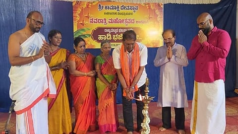 ಉಡುಪಿಯ ವಿಬುಧಪ್ರಿಯ ನಗರದಲ್ಲಿರುವ ಕಾಮಾಕ್ಷಿ ದೇವಿ ದೇಗುಲದಲ್ಲಿ ರಾಜ್ಯಮಟ್ಟದ ಭಜನಾ ಸ್ಪರ್ಧೆಯನ್ನು ಮಂಜುನಾಥ ಮಣಿಪಾಲ ಉದ್ಘಾಟಿಸಿದರು. ರತ್ನಾಕರ ಇಂದ್ರಾಳಿ, ಗುರುದಾಸ ಶೆಣೈ, ಮಾಧವಿ ಭಟ್​, ಅರುಣ ಮಲ್ಪೆ, ಮಾಯಾ ಕಾಮತ ಇದ್ದರು.
