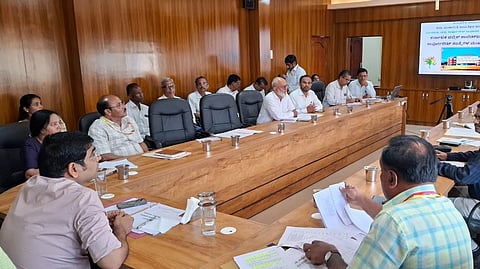 ಚಿಕ್ಕಮಗಳೂರಿನ ಜಿಪಂ ಮಿನಿ ಸಭಾಂಗಣದಲ್ಲಿ ಕರ್ನಾಟಕ ಪಬ್ಲಿಕ್ ಶಾಲೆಗಳ ಅಭಿವೃದ್ಧಿಗೆ ಕಾರ್ಪೊರೇಟ್ ಸಂಸ್ಥೆಗಳ ಮುಖ್ಯಸ್ಥರೊಂದಿಗೆ ಸಭೆ ನಡೆಯಿತು. ತಿಮ್ಮರಾಜು, ಮಂಜುಳಾ, ಸುಂದರೇಶ್ ಮತ್ತಿತರರಿದ್ದರು.