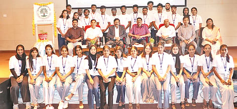 ಕಲಬುರಗಿ ಸಿಯುಕೆನಲ್ಲಿ ಸಸ್ಯ ವಿಜ್ಞಾನದಲ್ಲಿ ಹೊಸ ಆಯಾಮ ಕುರಿತು ಸೋಮವಾರ ಏರ್ಪಡಿಸಿದ್ದ ರಾಷ್ಟ್ರೀಯ ವಿಚಾರ ಸಂಕಿರಣದಲ್ಲಿ ಡಾ.ಆರ್​.ರಾವೇಂದ್ರರಾವ್​, ಪ್ರೊ.ಬಟ್ಟು ಸತ್ಯನಾರಾಯಣ, ಟಿ.ವೇಣುಧರ್​ ರೆಡ್ಡಿ, ಪ್ರೊ.ಎನ್​.ಸತ್ಯನಾರಾಯಣ, ಪ್ರೊ.ಪಲ್ಲೆಪೋಗು ರಾವಯ್ಯ, ಪ್ರೊ.ರಾಜೀವ್​ ಜೋಶಿ, ಪ್ರೊ.ವೆಂಕಟರಮಣ ದೊಡ್ಡಿ ಇತರರಿದ್ದರು.