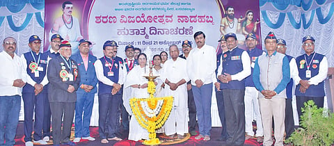 ಬಸವಕಲ್ಯಾಣದಲ್ಲಿ ಶರಣ ವಿಜಯೋತ್ಸವ ನಾಡಹಬ್ಬ, ಹುತಾತ್ಮ ದಿನಾಚರಣೆ ನಿಮಿತ್ತ ಸೋಮವಾರ ಏರ್ಪಡಿಸಿದ್ದ ಚಿಂತನ ಗೋಷ್ಠಿಯನ್ನು ಮಾಜಿ ಸಂಸದ ಬಸವರಾಜ ಪಾಟೀಲ್​ ಸೇಡಂ ಉದ್ಘಾಟಿಸಿದರು. ಪೂಜ್ಯ ಡಾ.ಗಂಗಾಂಬಿಕಾ ಅಕ್ಕ, ಮಾಜಿ ಸೈನಿಕರ ಸಂದ ಜಿಲ್ಲಾಧ್ಯಕ್ಷ ರಾಜಕುಮಾರ ಲದ್ದೆ, ವಿನೋದಕುಮಾರ ಭಗವಂತರಾವ, ಬಸವರಾಜ ಬಿರಾದಾರ, ಮಲ್ಲಪ್ಪ ಭಾಗ್ಯವಾಡಿ, ಚನ್ನಬಸವಣ್ಣ ಬಳತೆ ಇತರರಿದ್ದರು. 