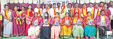 ಕಲಬುರಗಿಯಲ್ಲಿ ಕಸಾಪ ಸೋಮವಾರ ಆಯೋಜಿಸಿದ್ದ ಕಾರ್ಯಕ್ರಮದಲ್ಲಿ ಸಾರ್ಥಕ ಶಿಕ್ಷಕ ಪ್ರಶಸ್ತಿ ನೀಡಿ ಗೌರವಿಸಲಾಯಿತು. ಕಲ್ಯಾಣಕುಮಾರ ಶೀಲವಂತ, ಬಸವರಾಜ ಕೊನೇಕ್​, ಮುಡುಬಿ ಗುಂಡೇರಾವ, ಧರ್ಮರಾಜ ಜವಳಿ, ಬಸವರಾಜ ಚಿನಿವಾರ,ವಿಜಯಕುಮಾರ ತೇಗಲತಿಪ್ಪಿ, ಶಿವರಾಜ ಅಂಡಗಿ, ಧರ್ಮಣ್ಣ ಧನ್ನಿ, ಶಿವಲೀಲಾ ಕಲಗುರ್ಕಿ,  ಇತರರಿದ್ದರು.

