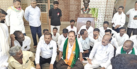 ಶಹಾಪುರ ಸಮೀಪದ ಭೀಮರಾಯನ ಗುಡಿಯ ಕೃಷ್ಣಾ ಜಲ ಭಾಗ್ಯ ನಿಗಮದ ಕಚೇರಿ ಎದುರು ಮಂಗಳವಾರ ರೈತರೊಂದಿಗೆ ಬಿಜೆಪಿ ಮಾಜಿ ಜಿಲ್ಲಾಧ್ಯಕ್ಷ ಚಂದ್ರಶೇಖರ ಮಾಗನೂರ ಧರಣಿ ನಡೆಸಿದರು. ಸಂಗನಗೌಡ ಅನವಾರ, ಚಾಂದ್​ ಪಟೇಲ್​ ಇತರರಿದ್ದರು.