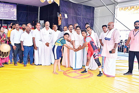 ಉಚ್ಚಿಲದಲ್ಲಿ ನಡೆದ ದಸರಾ ಕುಸ್ತಿ ಸ್ಪರ್ಧೆಯನ್ನು ನಾಡೋಜ ಜಿ.ಶಂಕರ್ ಉದ್ಘಾಟಿಸಿದರು. ಪ್ರಮುಖರಾದ ಜಯ ಸಿ.ಕೋಟ್ಯಾನ್, ಮೋಹನ್ ಬೆಂಗ್ರೆ, ಗಿರಿಧರ ಸುವರ್ಣ, ವಿನಯ ಕರ್ಕೇರ, ಶರಣ್ ಕುವಾರ್ ಮಟ್ಟು ಮತ್ತಿತರರಿದ್ದರು.