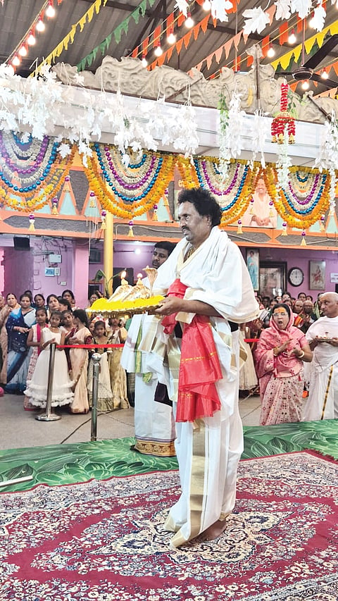 ಯಾದಗಿರಿ ಸಮೀಪದ ಅಬ್ಬೆತುಮಕೂರಿನ ವಿಶ್ವಾರಾಧ್ಯರ ಸಿದ್ದ ಸಂಸ್ಥಾನ ಮಠದಲ್ಲಿ ನವರಾತ್ರಿ ಉತ್ಸವ ನಿಮಿತ್ತ ಸೋಮವಾರ ಪೀಠಾಧಿಪತಿ ಡಾ.ಗಂಗಾಧರ ಸ್ವಾಮೀಜಿ  ಪಂಚಮಂಗಳಾರುತಿ ನೆರವೇರಿಸಿದರು.